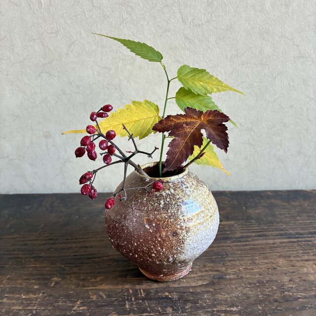 丸信楽小壺の一輪挿し｜穴窯焼成・焼締｜古信楽白荒土｜ミニ花入