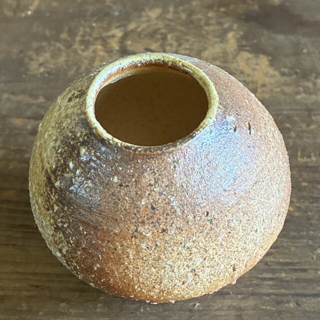 丸信楽小壺の一輪挿し｜穴窯焼成・焼締｜古信楽白荒土｜ミニ花入