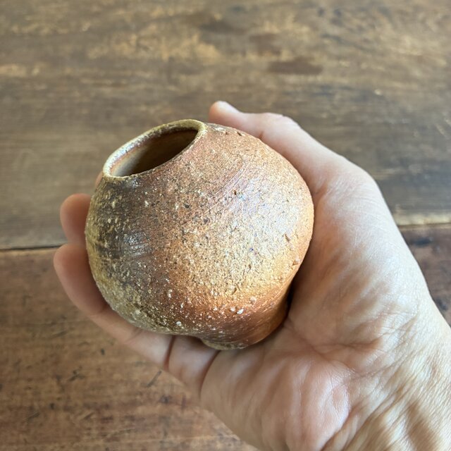 丸信楽小壺の一輪挿し｜穴窯焼成・焼締｜古信楽白荒土｜ミニ花入