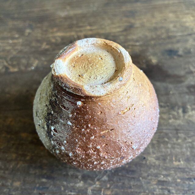 丸信楽小壺の一輪挿し｜穴窯焼成・焼締｜古信楽白荒土｜ミニ花入