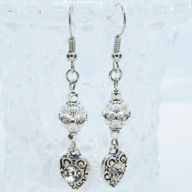 シルバーカラー アラベスク調チャームのラインストーンとメタルビーズ