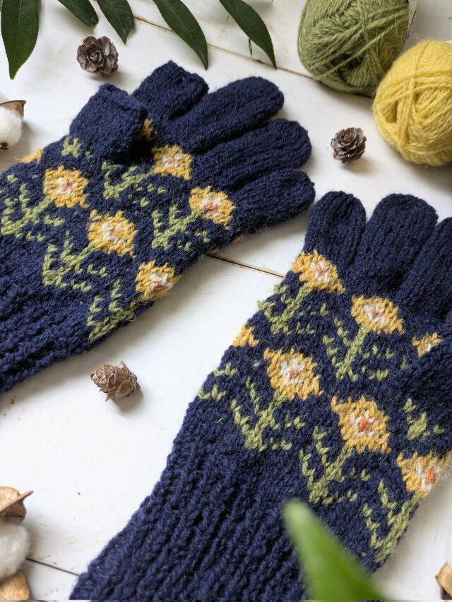 紺に黄の花の編み込みスマホ対応5本指手袋 | iichi 日々の暮らしを