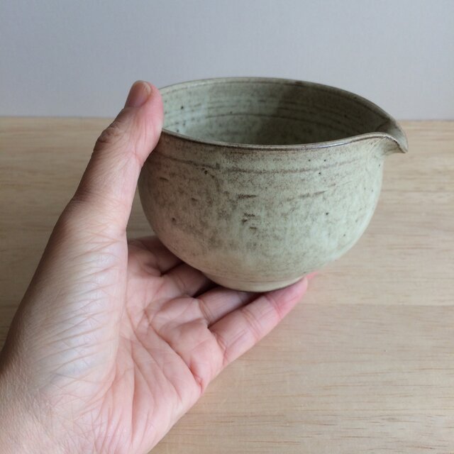 片口鉢（ツキノワグマ・白マット） | iichi 日々の暮らしを心地よく