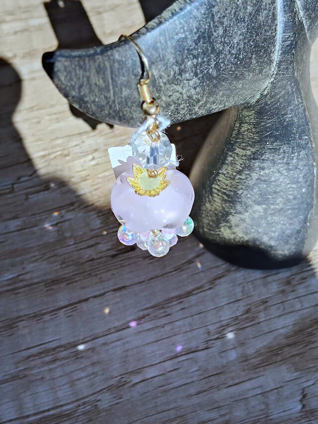 桜の王子くらげ 片耳ピアス | iichi 日々の暮らしを心地よくする