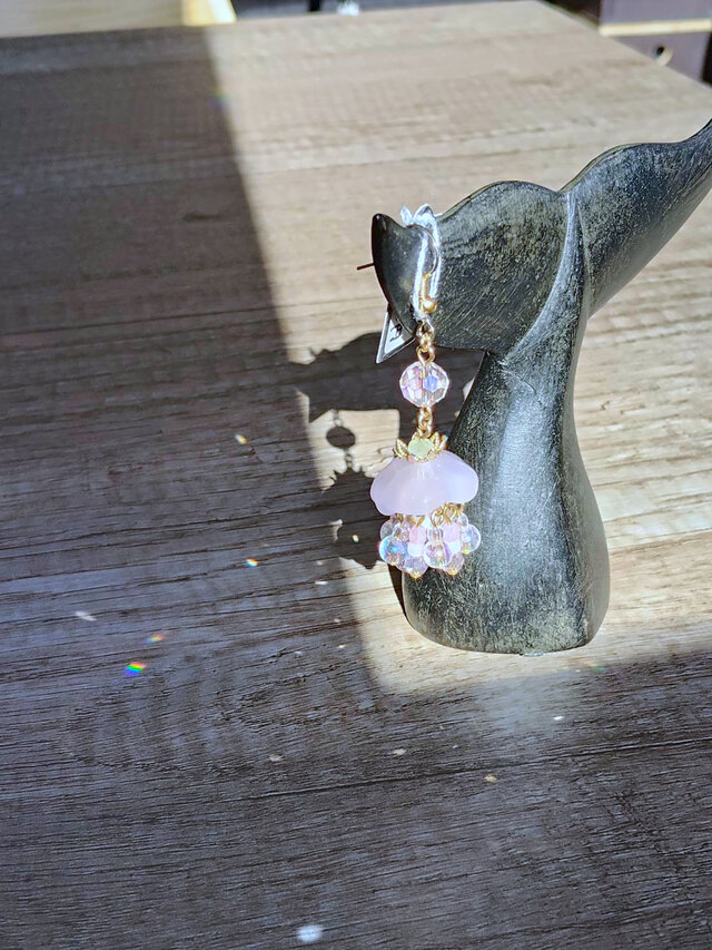 桜の王子くらげ 片耳ピアス | iichi 日々の暮らしを心地よくする