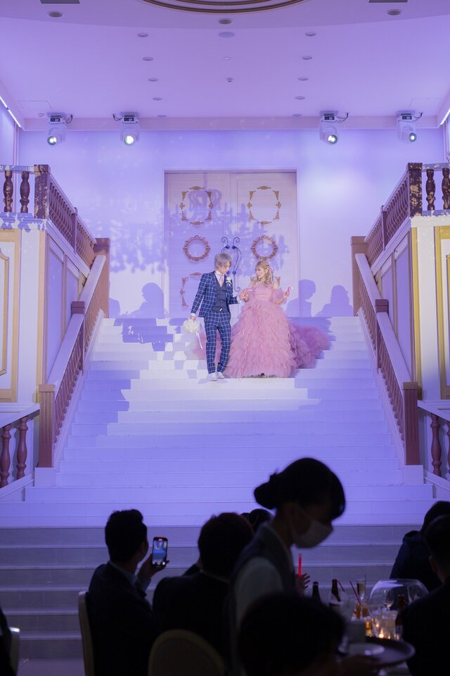 実例写真！カラードレス ピンク フリル袖 ティアードのドレス キラキラ