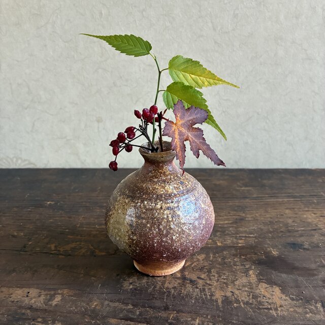 信楽 小徳利の一輪挿し｜穴窯焼成｜焼締｜古信楽白荒土 | iichi 日々の