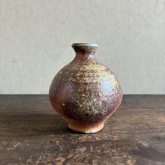 信楽 小徳利の一輪挿し｜穴窯焼成｜焼締｜古信楽白荒土 | iichi 日々の