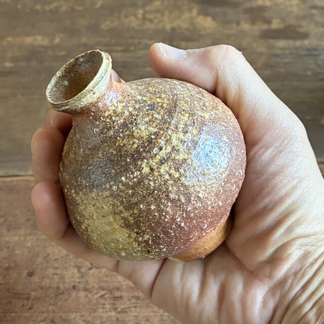 信楽 小徳利の一輪挿し｜穴窯焼成｜焼締｜古信楽白荒土 | iichi 日々の