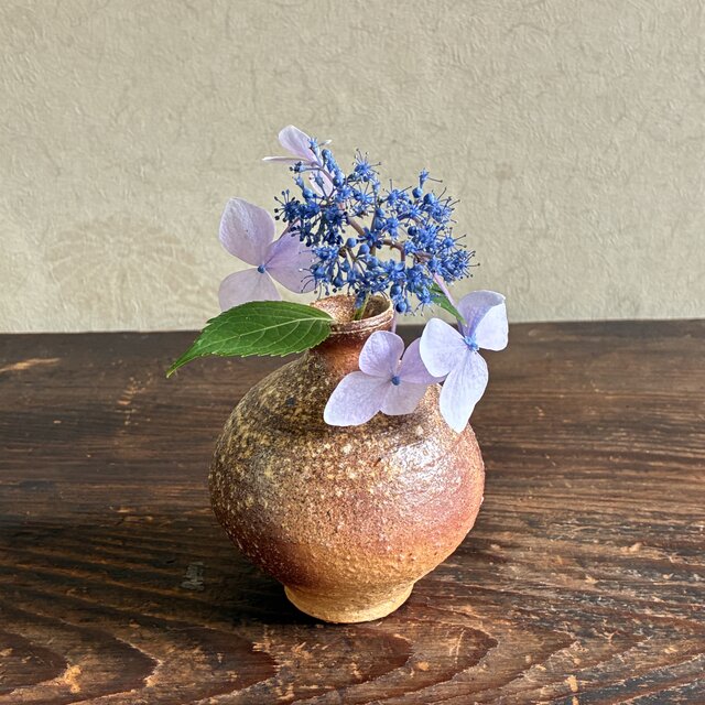 信楽焼　花器一輪挿し　特殊穴窯焼成 信楽 小徳利の一輪挿し｜穴窯焼成｜焼締｜古信楽白荒土 | iichi 日々の