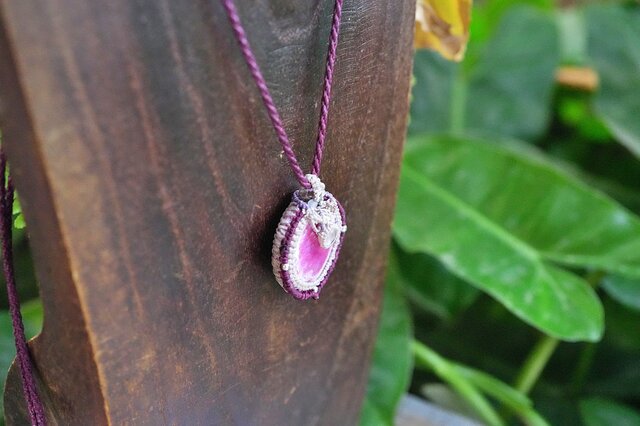 『紅輝』コバルトドロマイトとルビーのマクラメペンダントネックレス 紅輝』コバルトドロマイトとルビーのマクラメペンダントネックレス