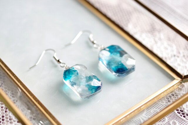 レジンアート エメラルドカットのピアス〈青の洞窟〉 | iichi 日々の