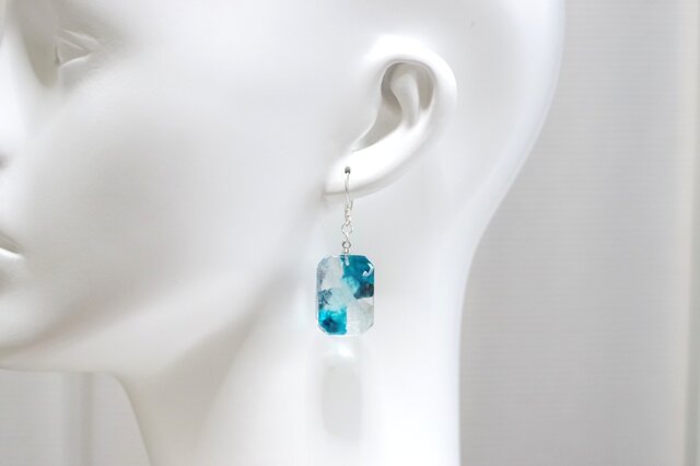 レジンアート エメラルドカットのピアス〈青の洞窟〉 | iichi 日々の