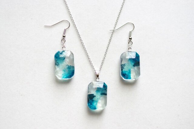 レジンアート エメラルドカットのピアス〈青の洞窟〉 | iichi 日々の