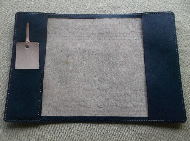 文庫サイズブックカバー 刻印、拭き染め 牛革 | iichi 日々の暮らしを