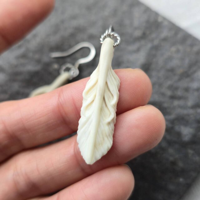 鹿の角 フェザーのピアス | iichi 日々の暮らしを心地よくする