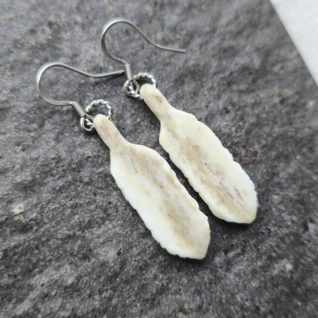 鹿の角 フェザーのピアス | iichi 日々の暮らしを心地よくする