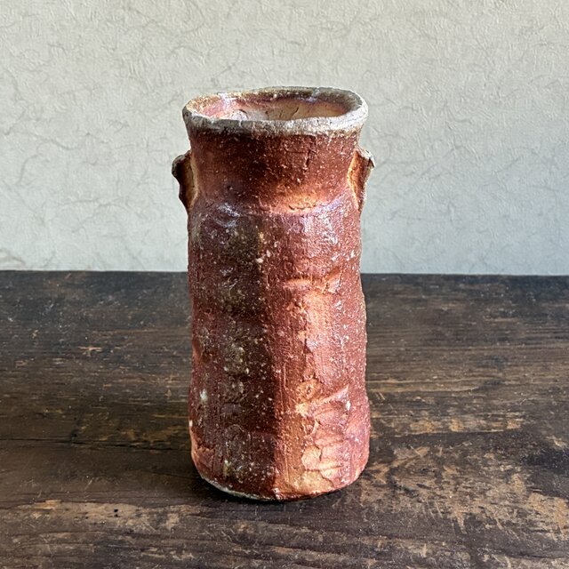 緋色 筒形花入｜穴窯焼成・焼締｜古信楽白荒土｜耳付き | iichi 日々の