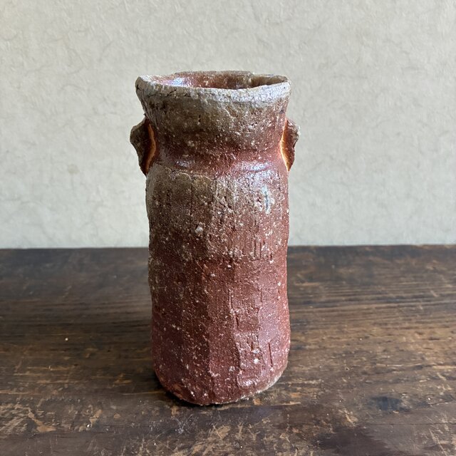 緋色 筒形花入｜穴窯焼成・焼締｜古信楽白荒土｜耳付き | iichi 日々の