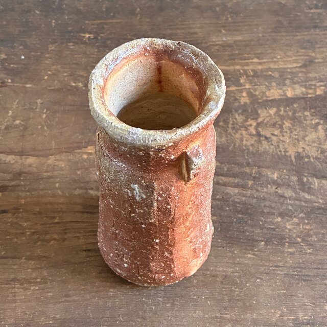 緋色 筒形花入｜穴窯焼成・焼締｜古信楽白荒土｜耳付き | iichi 日々の