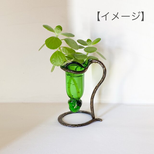 キャンディ型ガラス花器(ルリ色ガラス×赤茶色アーム) | iichi 日々の