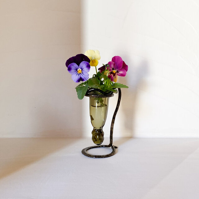 キャンディ型ガラス花器(ルリ色ガラス×赤茶色アーム) | iichi 日々の