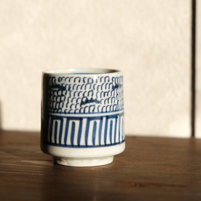 細かな微塵子柄◇伊万里 染付覗き猪口 骨董/antiques 酒器 古民家 細かな微塵子柄◇伊万里 染付覗き猪口 骨董/antiques 酒器 古民家