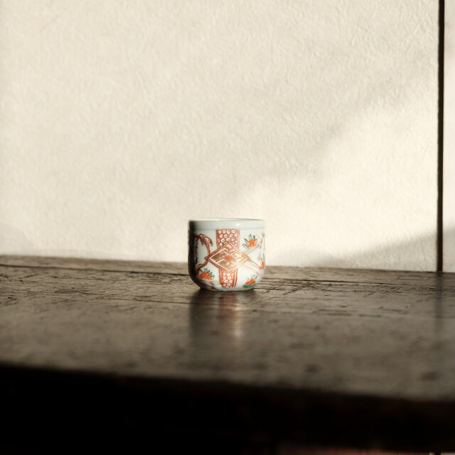 古伊万里　色絵　窓絵　花に金唐草図　のぞき 猪口　D802AS-CYg 古伊万里 色絵 窓絵 花に金唐草図 のぞき 猪口 D802AS-CYg - メルカリ