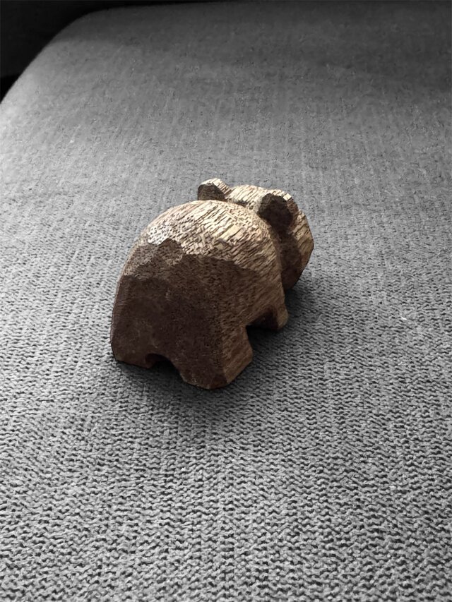 ビンテージ？ 木彫り 鋭い爪が獰猛な熊の置物 ハンドメイド 作家 無銘 木彫りの熊 | iichi 日々の暮らしを心地よくするハンドメイドや