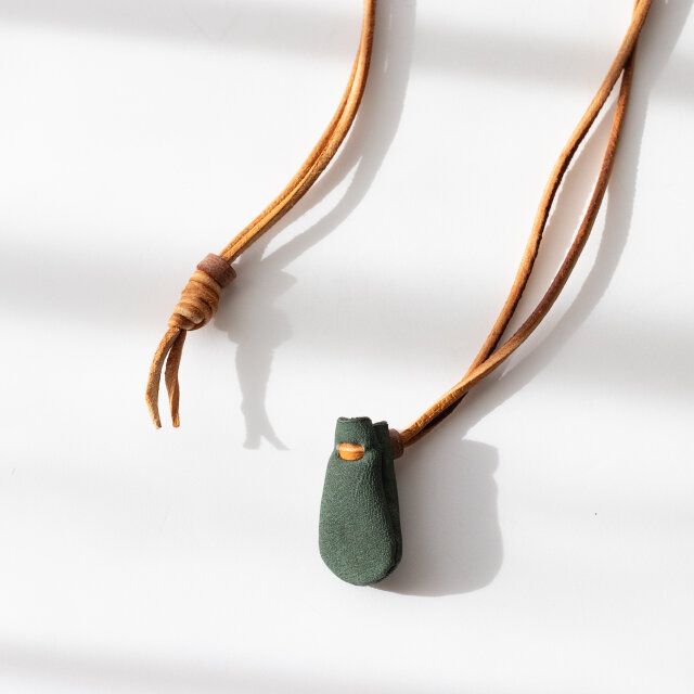 yoki 抹茶染巾着首飾り 蝦夷鹿革 ネックレス ペンダント 2251124