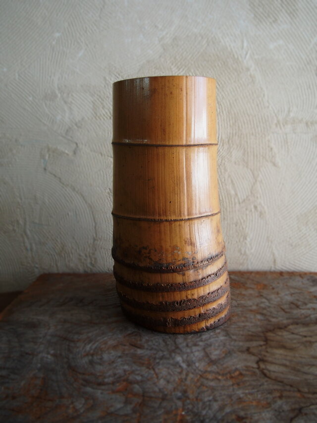味わいのある根つき竹花器 銅製の落とし付き | iichi 日々の暮らしを
