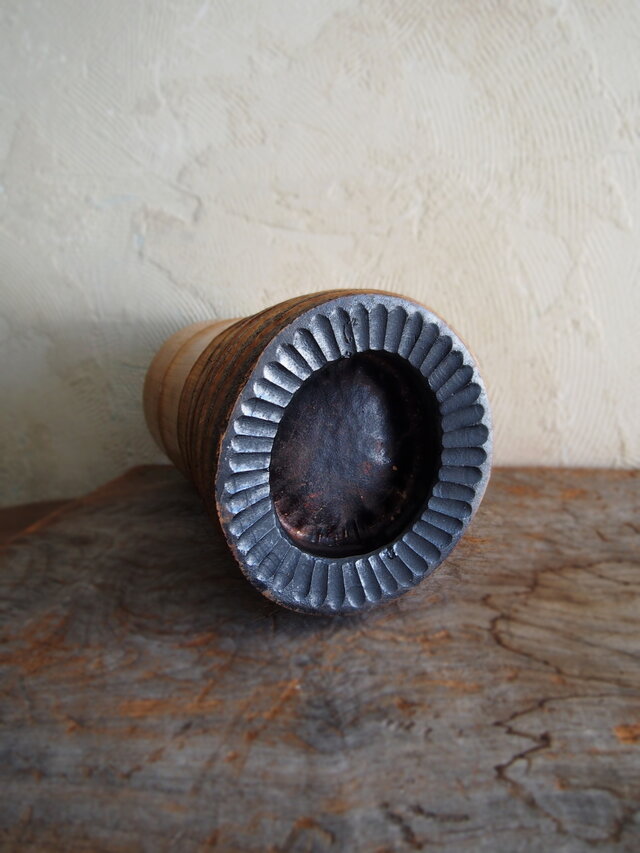 味わいのある根つき竹花器 銅製の落とし付き | iichi 日々の暮らしを