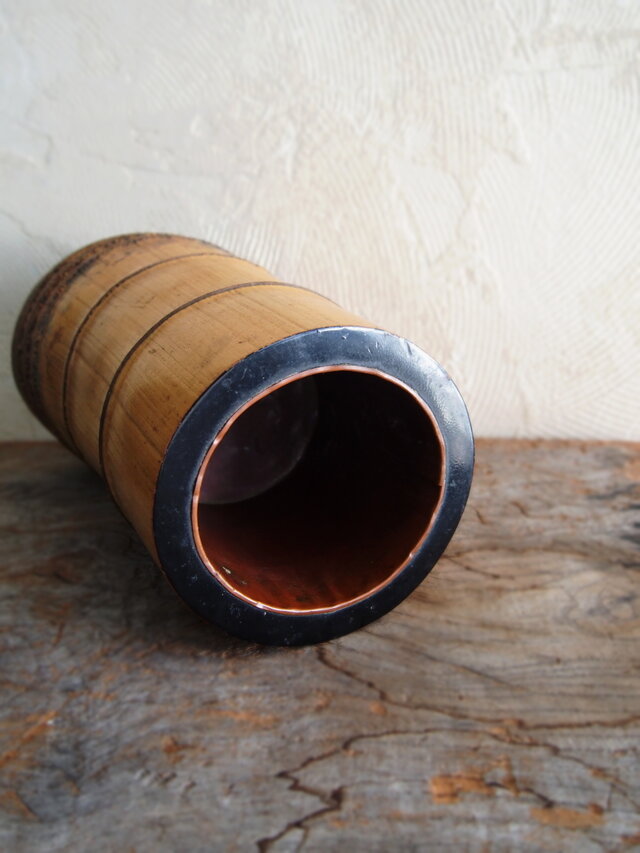 味わいのある根つき竹花器 銅製の落とし付き | iichi 日々の暮らしを