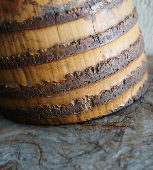 味わいのある根つき竹花器 銅製の落とし付き | iichi 日々の暮らしを