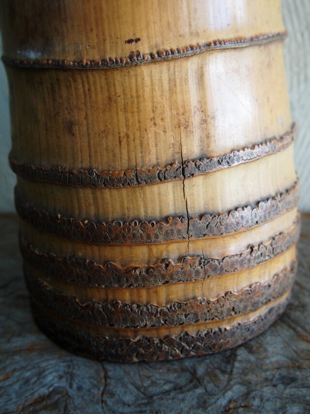 味わいのある根つき竹花器 銅製の落とし付き | iichi 日々の暮らしを