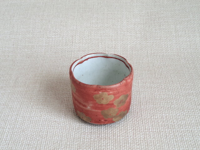 ぐい呑み（赤絵金彩 梅） | iichi 日々の暮らしを心地よくする