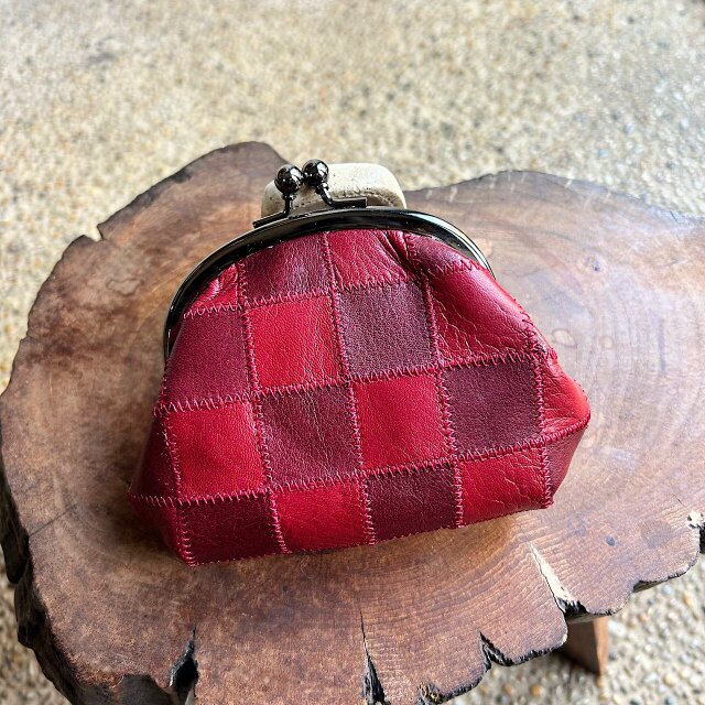革パッチワークのがま口（ワインレッドに花の刺繍）02009-01 | iichi