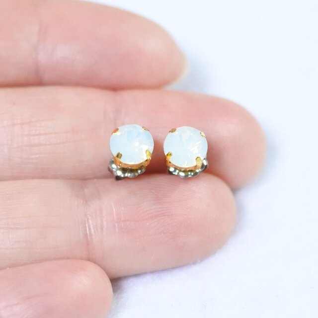 スワロフスキー・チャトンのピアス（6mm・ ホワイトオパール・チタン 