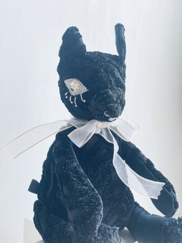 目ヂカラ黒猫ぬいぐるみ | iichi 日々の暮らしを心地よくする