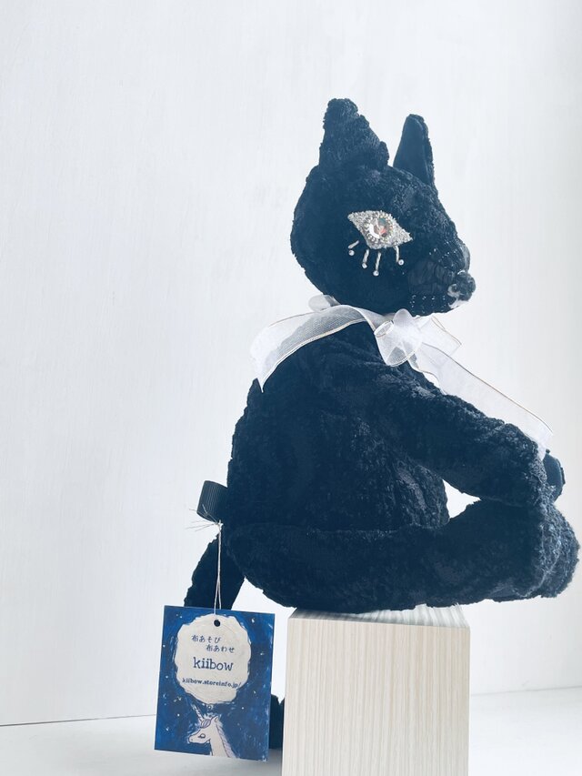 目ヂカラ黒猫ぬいぐるみ | iichi 日々の暮らしを心地よくする
