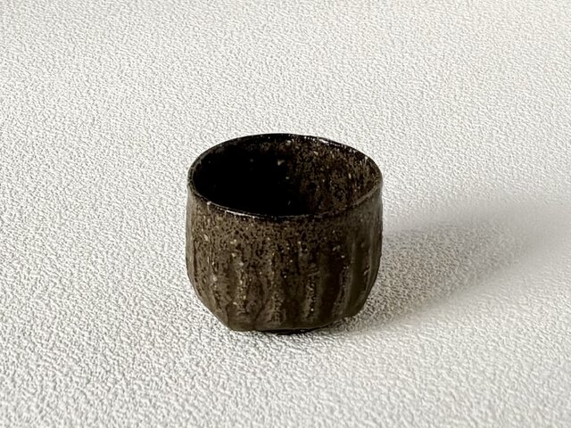 松灰釉 鎬ぐい呑み k-et-1 | iichi 日々の暮らしを心地よくする