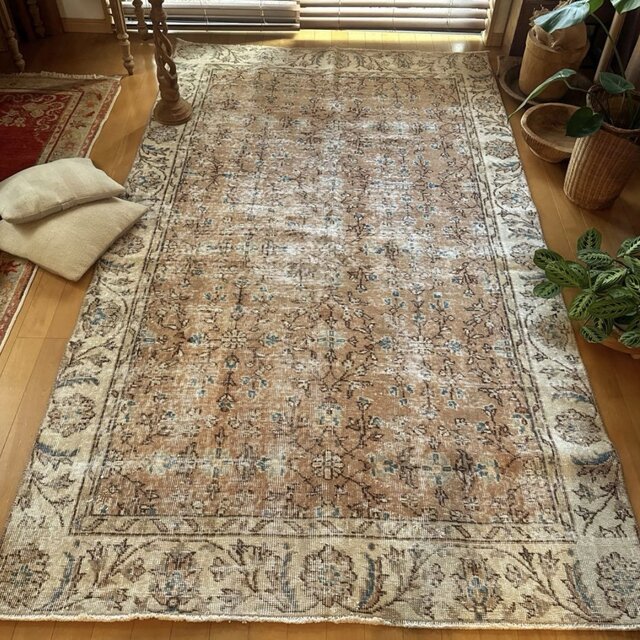 137×232大判ピンクベージュ×ブルー　草花ボタニカル　トルコヴィンテージラグ 137×232大判ピンクベージュ×ブルー 草花ボタニカル トルコヴィンテージ