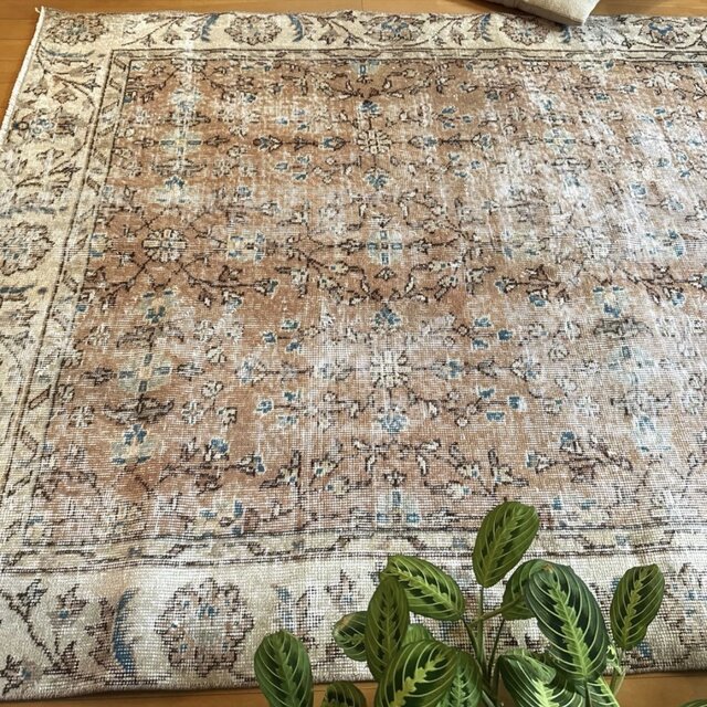 137×232大判ピンクベージュ×ブルー　草花ボタニカル　トルコヴィンテージラグ 137×232大判ピンクベージュ×ブルー 草花ボタニカル トルコヴィンテージ