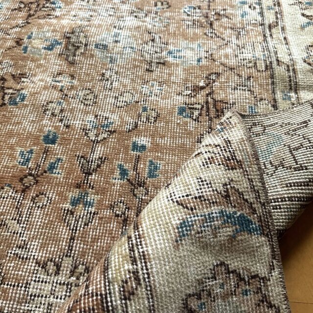 137×232大判ピンクベージュ×ブルー 草花ボタニカル トルコヴィンテージ