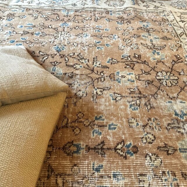 137×232大判ピンクベージュ×ブルー 草花ボタニカル トルコヴィンテージ