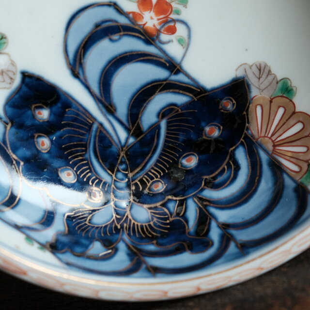 花と鶴と蝶々◇伊万里 花蝶文赤絵金彩浅型中鉢 碗 骨董・antiques 器