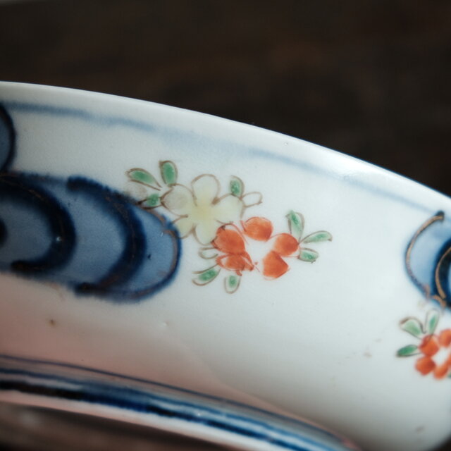 花と鶴と蝶々◇伊万里 花蝶文赤絵金彩浅型中鉢 碗 骨董・antiques 器