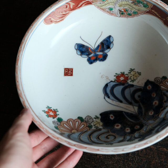 花と鶴と蝶々◇伊万里 花蝶文赤絵金彩浅型大鉢 碗 骨董・antiques 器 花と鶴と蝶々◇伊万里 花蝶文赤絵金彩浅型大鉢 碗 骨董・antiques 器