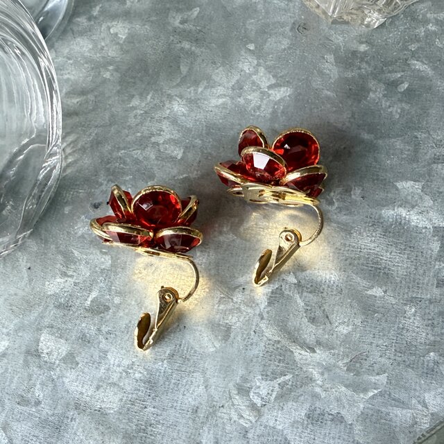 Y1251-ヴィンテージイヤリング U.S.A. Red Faceted Petals Crystal