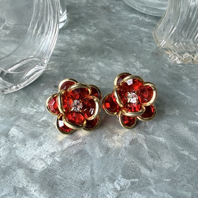 Y1251-ヴィンテージイヤリング U.S.A. Red Faceted Petals Crystal